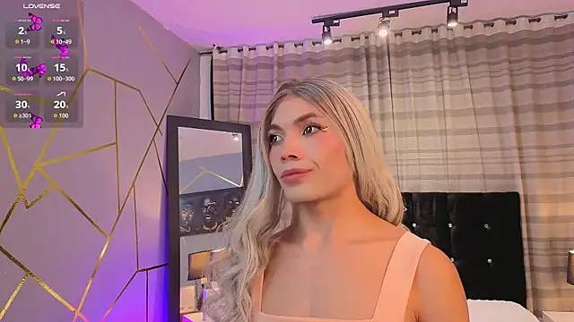 Megan Do Santos online show from December 17, 2025, 8:36 pm