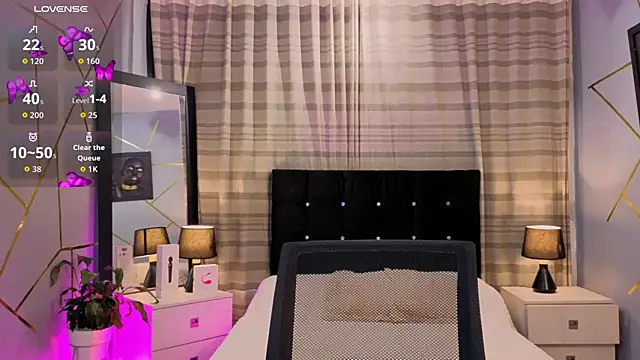 Megan Do Santos online show from November 11, 2025, 7:52 pm