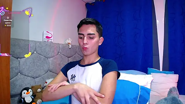 Snapshot of OwenBluee chatting on September 18, 2025, 9:29 pm OwenBluee online show from September 18, 2025, 9:29 pm