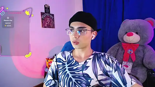 Snapshot of OwenBluee chatting on July 16, 2026, 9:06 am OwenBluee online show from July 16, 2026, 9:06 am