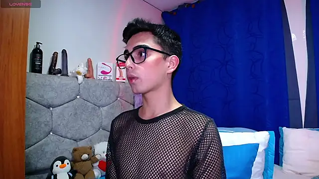 Snapshot of OwenBluee chatting on September 30, 2025, 1:11 am OwenBluee online show from September 30, 2025, 1:11 am