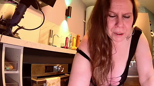 Endrocleia online show from February 18, 2025, 1:10 am