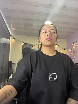 Snapshot of Ivann4 chatting on September 19, 2025, 6:23 pm Ivann4 online show from September 19, 2025, 6:23 pm