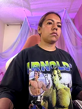 Snapshot of Ivann4 chatting on October 16, 2025, 9:01 pm Ivann4 online show from October 16, 2025, 9:01 pm