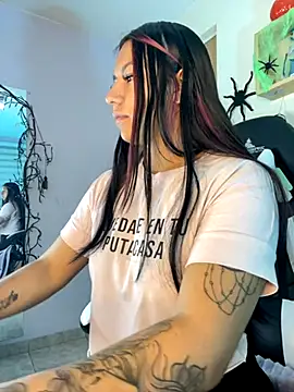 Snapshot of Ivann4 chatting on October 9, 2025, 3:23 pm Ivann4 online show from October 9, 2025, 3:23 pm