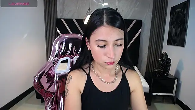 lizzyluk ch online show from February 1, 2025, 4:43 pm