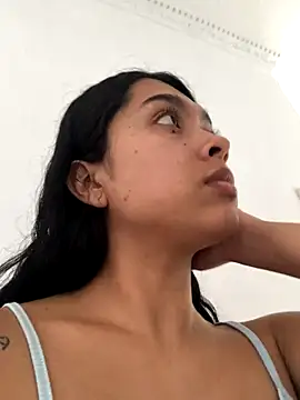 Snapshot of SweetLatiin_ chatting on October 15, 2025, 8:17 pm SweetLatiin online show from October 15, 2025, 8:17 pm