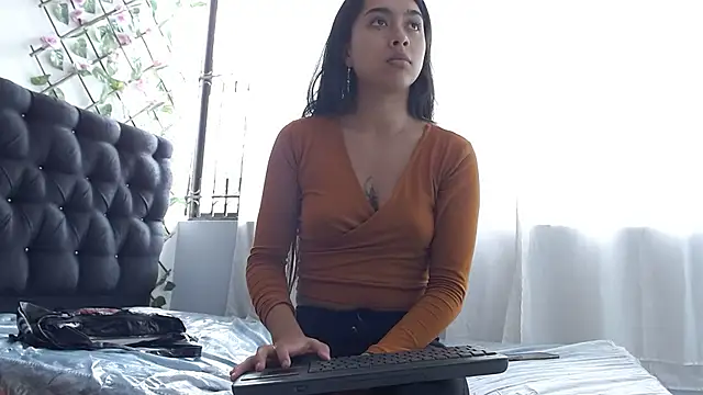 SweetLatiin  online show from February 19, 2025, 4:55 pm