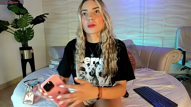 Snapshot of mariablonde_ chatting on October 1, 2025, 6:45 pm mariablonde  online show from October 1, 2025, 6:45 pm