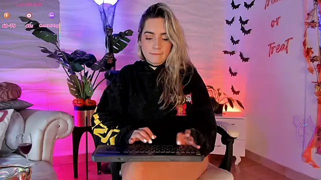 Snapshot of mariablonde_ chatting on October 13, 2025, 8:21 pm mariablonde  online show from October 13, 2025, 8:21 pm