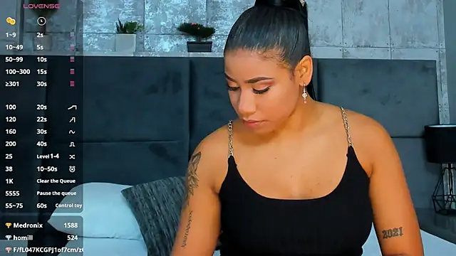 Salome Diaz  online show from February 11, 2025, 1:51 pm