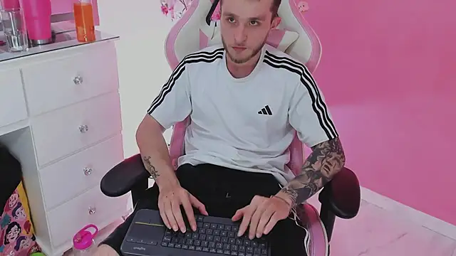 Dylanwhite23  online show from April 16, 2026, 2:01 am