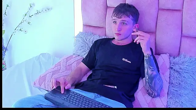 Dylanwhite23  online show from February 10, 2025, 11:45 pm