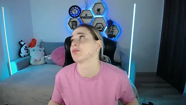 Snapshot of SabrinViolet chatting on October 17, 2025, 8:06 am SabrinViolet online show from October 17, 2025, 8:06 am