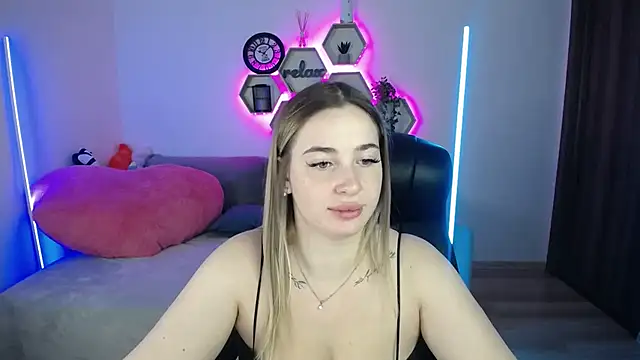 Snapshot of SabrinViolet chatting on October 15, 2025, 8:11 am SabrinViolet online show from October 15, 2025, 8:11 am