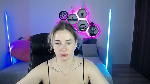 Snapshot of SabrinViolet chatting on October 8, 2025, 8:05 am SabrinViolet online show from October 8, 2025, 8:05 am