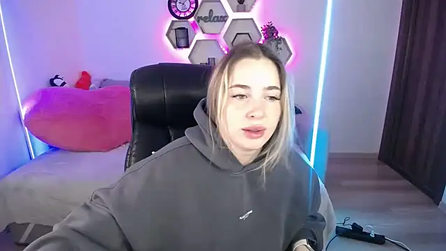 Snapshot of SabrinViolet chatting on October 14, 2025, 8:26 am SabrinViolet online show from October 14, 2025, 8:26 am