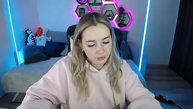 Snapshot of SabrinViolet chatting on November 2, 2025, 9:03 am SabrinViolet online show from November 2, 2025, 9:03 am