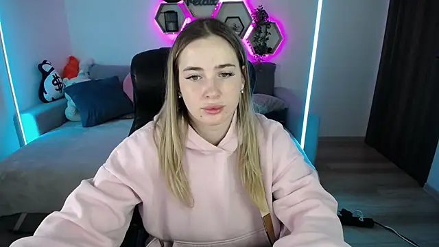 Snapshot of SabrinViolet chatting on October 18, 2025, 8:05 am SabrinViolet online show from October 18, 2025, 8:05 am