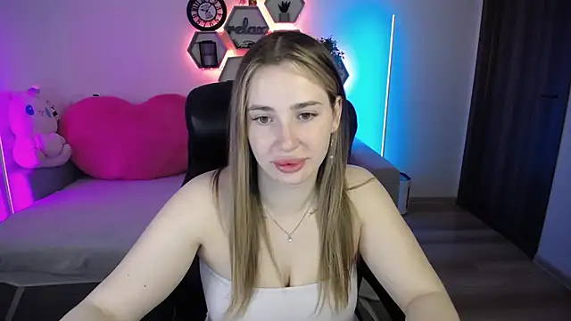 SabrinViolet online show from June 19, 2026, 8:09 am