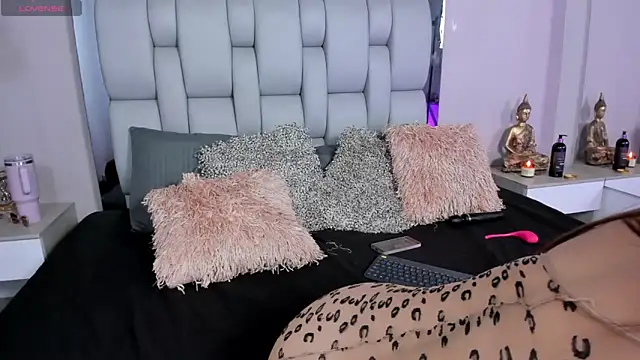 SusanBenett online show from November 7, 2025, 8:57 pm