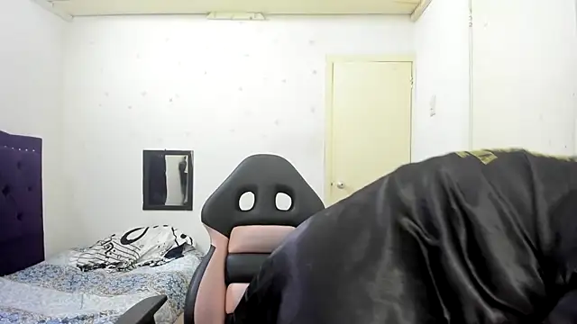 vikyadams online show from October 9, 2025, 7:14 pm