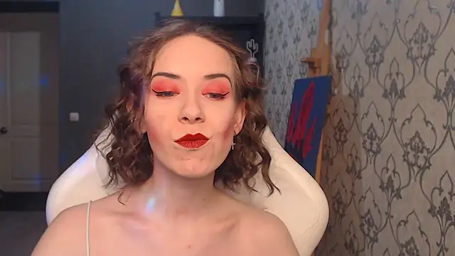 FascinatingEyess online show from June 1, 2026, 7:13 pm
