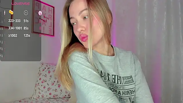 Snapshot of damn_cutie chatting on March 19, 2025, 8:54 pm damn cutie online show from March 19, 2025, 8:54 pm