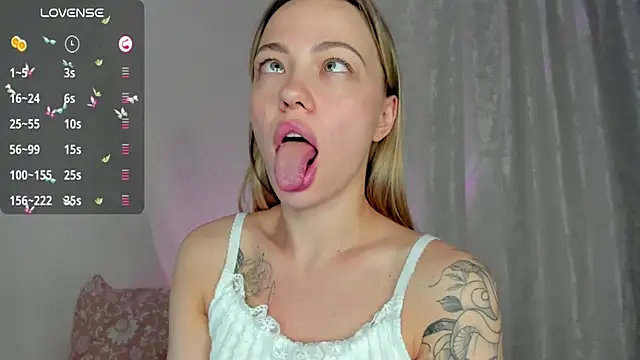 Snapshot of damn_cutie chatting on January 13, 2025, 10:56 pm damn cutie online show from January 13, 2025, 10:56 pm