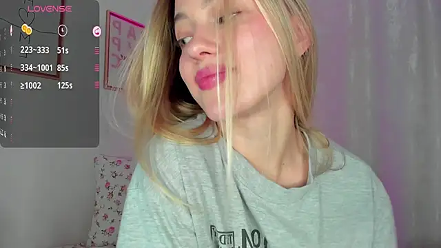 Snapshot of damn_cutie chatting on March 20, 2025, 12:30 am damn cutie online show from March 20, 2025, 12:30 am