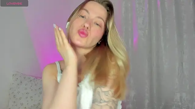 Snapshot of damn_cutie chatting on February 24, 2025, 9:09 pm damn cutie online show from February 24, 2025, 9:09 pm
