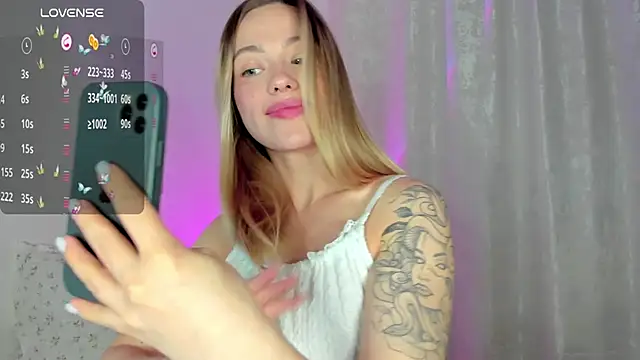 Snapshot of damn_cutie chatting on February 26, 2025, 8:47 pm damn cutie online show from February 26, 2025, 8:47 pm