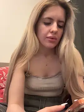 Holly-Glamour online show from March 15, 2026, 7:26 am