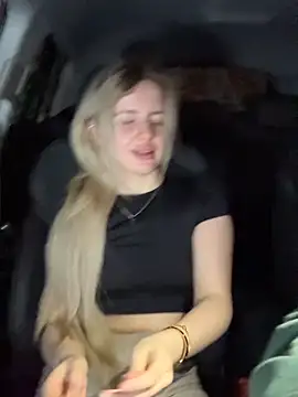 Holly-Glamour online show from April 18, 2026, 11:16 pm