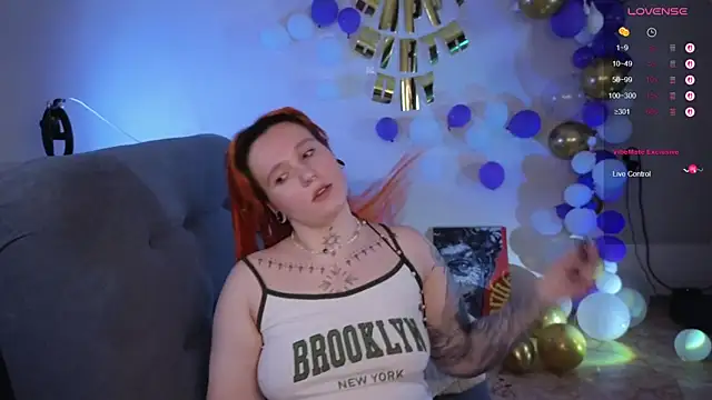 Snapshot of The_Full_Red_Moon chatting on October 19, 2025, 12:08 pm The Full Red Moon online show from October 19, 2025, 12:08 pm