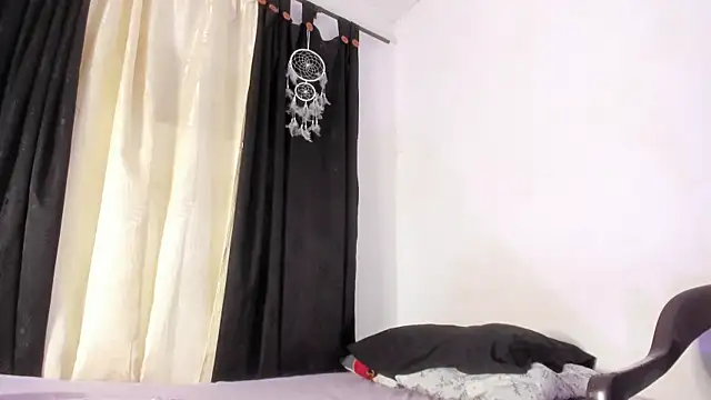 Snapshot of katia__dann chatting on October 19, 2025, 1:36 pm katia dann online show from October 19, 2025, 1:36 pm