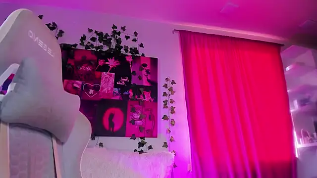 Snapshot of Kate_Burleskk chatting on October 28, 2025, 4:57 am Kate Burleskk online show from October 28, 2025, 4:57 am