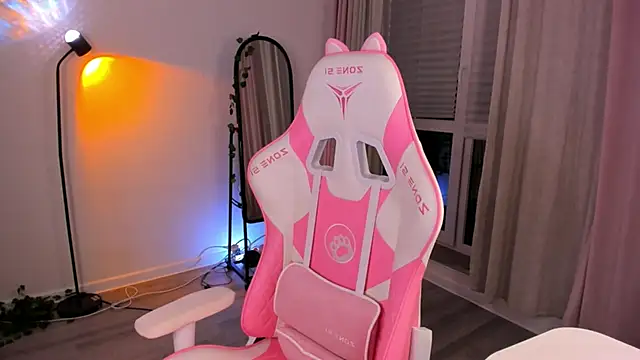 Eva Davi online show from February 16, 2026, 2:43 am