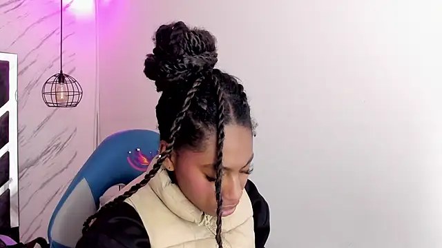 Snapshot of Queen_perla_ chatting on November 10, 2025, 12:10 pm Queen perla online show from November 10, 2025, 12:10 pm