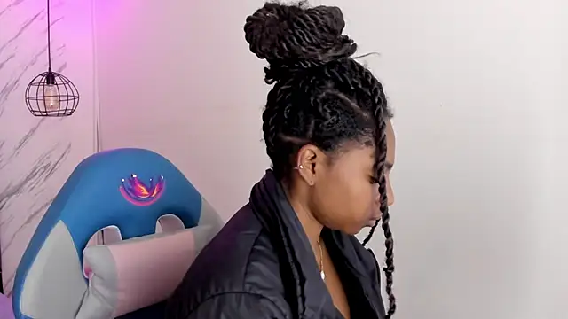 Snapshot of Queen_perla_ chatting on November 9, 2025, 12:20 pm Queen perla online show from November 9, 2025, 12:20 pm