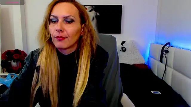 EvelynQueenn online show from February 13, 2025, 10:34 am