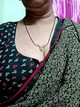 Snapshot of Rosy-B chatting on December 19, 2025, 9:28 pm Rosy-B online show from December 19, 2025, 9:28 pm