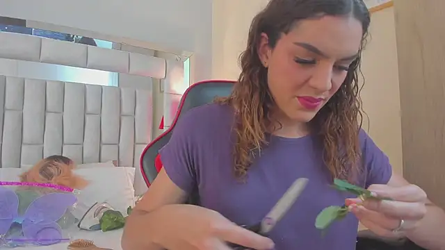 mariiahneedles online show from November 1, 2025, 8:25 pm