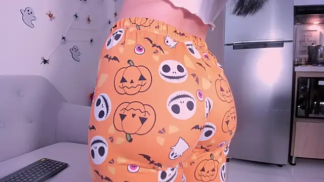 Snapshot of DannaHyde chatting on October 14, 2025, 5:24 pm DannaHyde online show from October 14, 2025, 5:24 pm