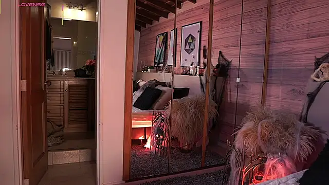 Snapshot of IzzyWild chatting on October 31, 2025, 12:35 pm IzzyWild online show from October 31, 2025, 12:35 pm