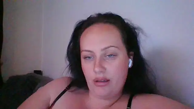 Snapshot of CurvyQueen2023 chatting on November 8, 2025, 10:13 pm CurvyQueen2023 online show from November 8, 2025, 10:13 pm
