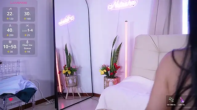 Natasha  Sccott online show from November 10, 2025, 7:08 pm