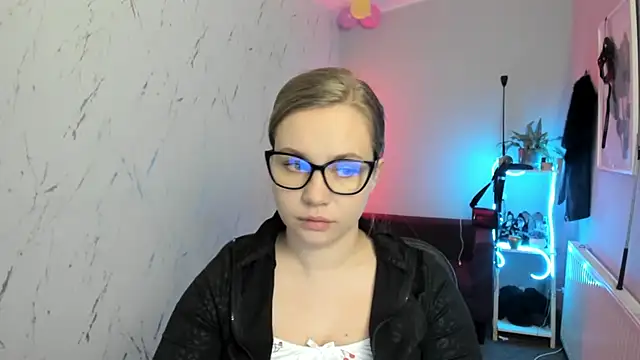 Snapshot of holly_xglam chatting on February 19, 2026, 7:44 pm holly xglam online show from February 19, 2026, 7:44 pm