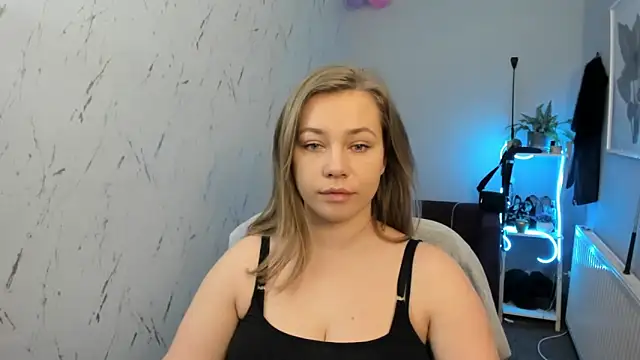 Snapshot of holly_xglam chatting on February 15, 2026, 6:18 pm holly xglam online show from February 15, 2026, 6:18 pm