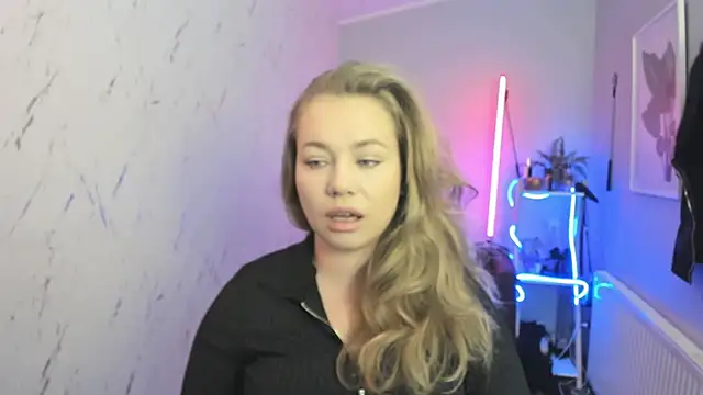 holly xglam online show from October 15, 2025, 6:05 pm